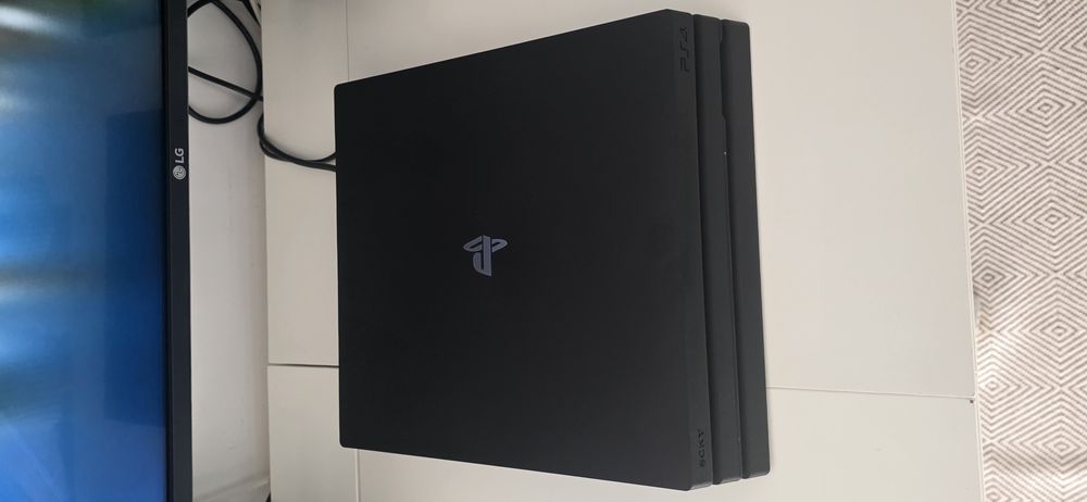 PS4 pro 1Tb como nova + 2 comandos + 3 jogos