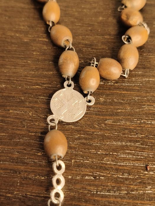 Stary drewniany różaniec z napisem Betlejem ⁴⁶