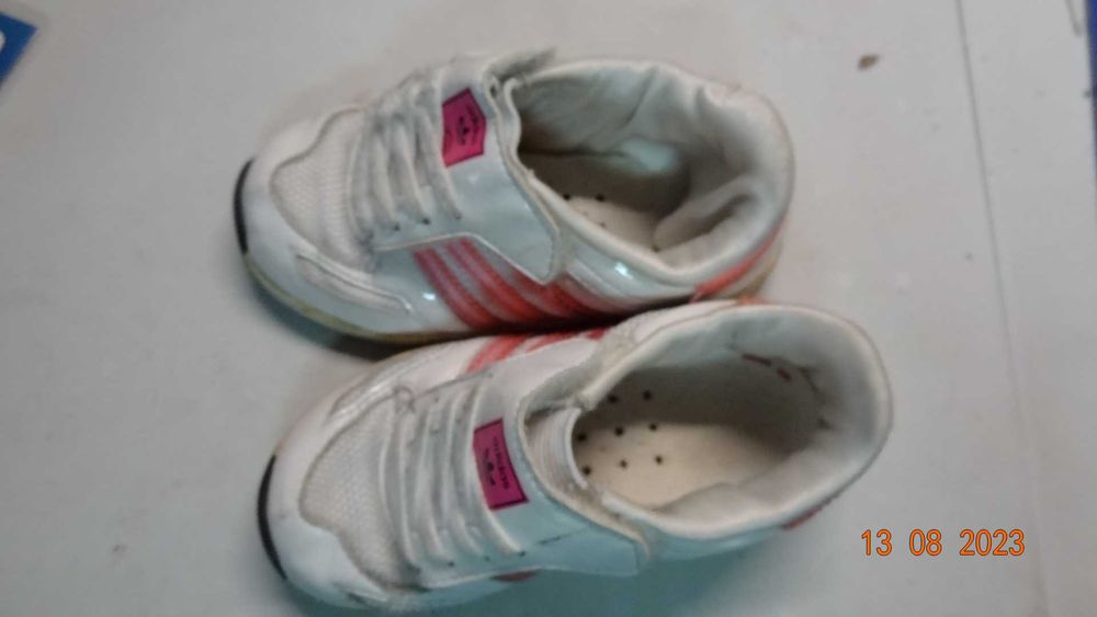 Buty ADIDAS w rozmiarze 23  1/2 stan jak na zdjęciach.