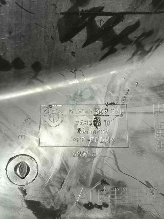 Resguardo da cave de roda frente esquerdo BMW 1 7059371 (OEM)