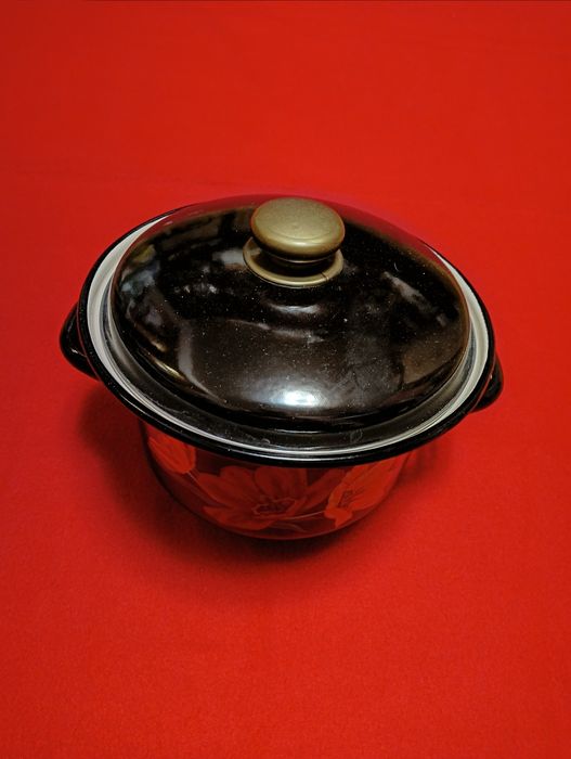 Эмалированная кастрюля на 3 литра.