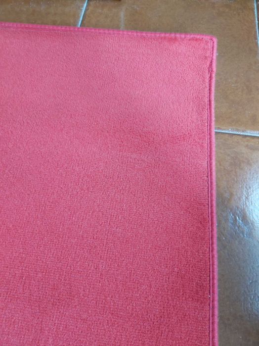 Carpete encarnada da Soderli com 2,38 x 3 metros