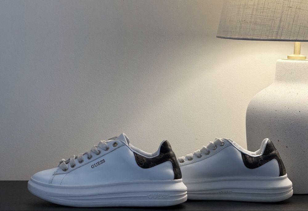 Biale sneakersy guess w stanie bardzo dobrym