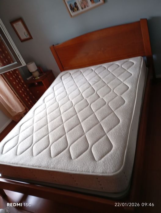 Cama de casal com colchão e estrado(valor negociável)