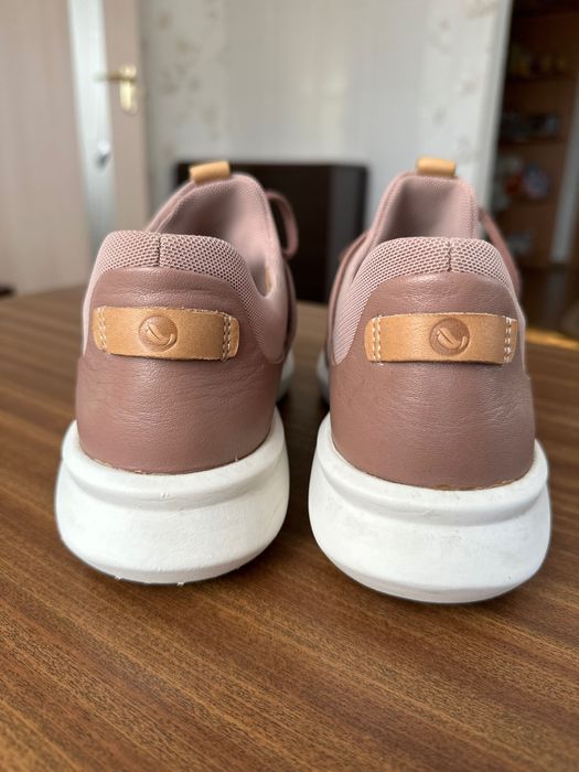 Снікерси, жіноче демісезонне взуття Clarks 39 розмір, кросівки