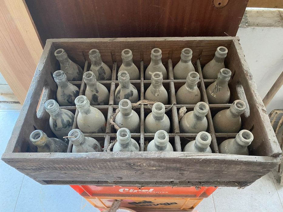 Caixa de madeira com garrafas cirel