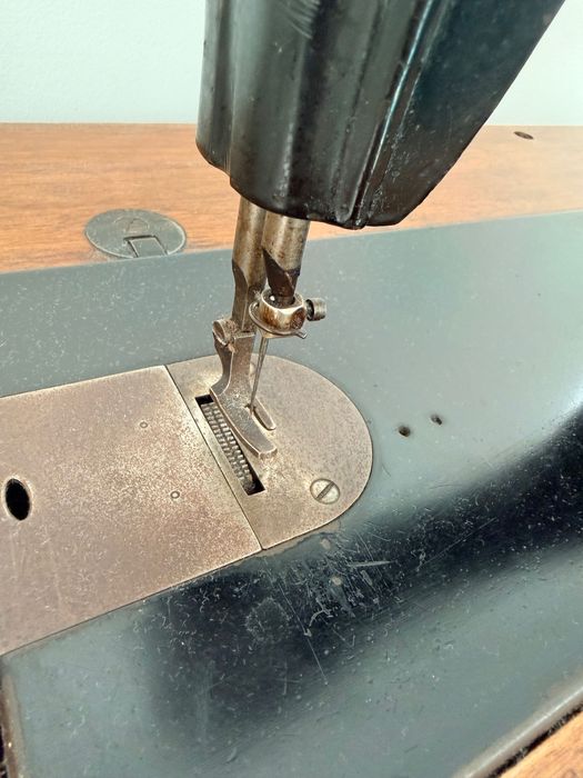 Máquina de Costura Singer Antiga a Pedal – A Funcionar – Mesa Original