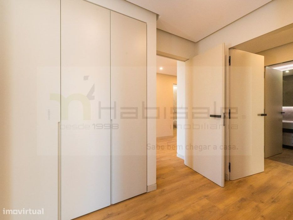 T2 com Terraço e Box em Condomínio de Luxo com Piscina, Ginásio e S...