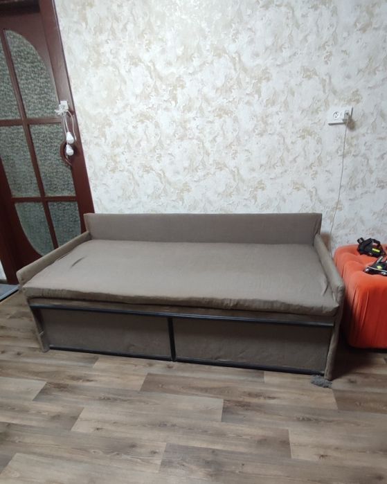 продам тахту ,удобная ,мягкая паралон.