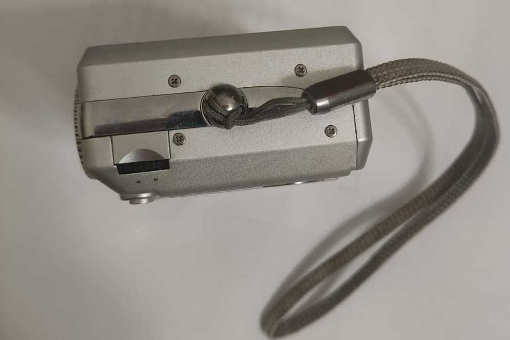 Máquina fotográfica digital compacta BenQ DC C60.