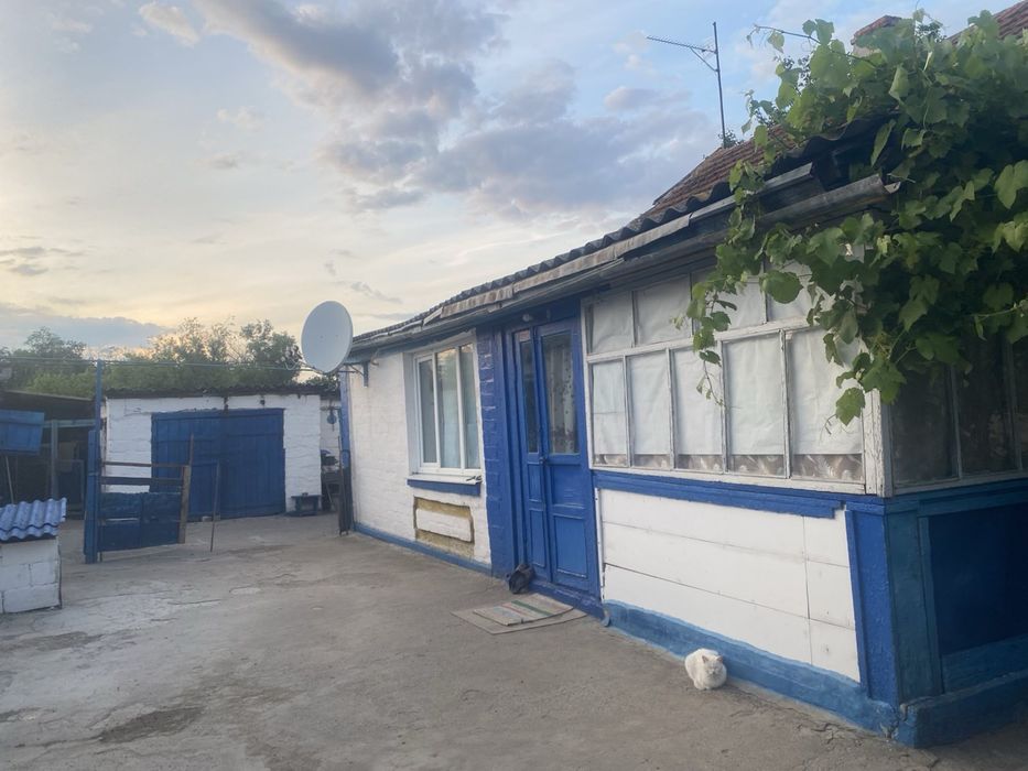 Продається будинок у центрі села