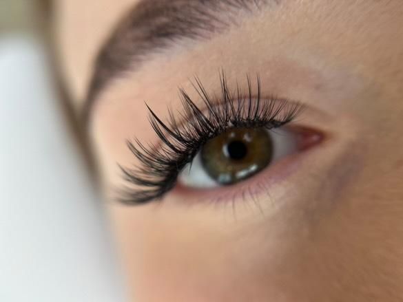 Przedłużanie rzęs/ efekty niestandardowe/ możliwy dojazd