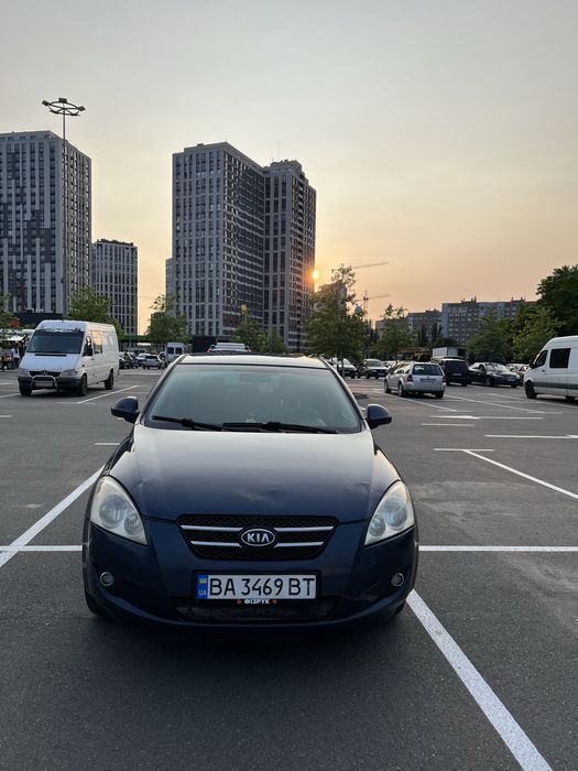 Продам свій Kia Ceed 2008 року, володію авто останні 6 років.

Двигун та техніка:
Мотор 1.6 бензин працює чітко, масла не бере, не димить. Ходова в хорошому стані — нещодавно замінені амортизатори, нові тормозні диски та колодки по колу. МКПП працює без нарікань, перемикає плавно.

Обслуговування:
Регулярно проходило ТО, всі розхідники мінялись вчасно. Масло, фільтра – все свіже.

Салон:
Чистий, не прокурений, в доброму стані. Є мінімальні сліди експлуатації, без серйозних пошкоджень.

Кузов:
Має косметичні недоліки, які видно на фото — нічого критичного. Готовий до торгу біля авто, знижую ціну на кузов

Документи в порядку, авто на мені, без штрафів та арештів. Перевірка на будь-якому СТО без питань.

Додатково встановлено: 
	•	Сигналізацію
	•   Зимова гума 
	•	Новий акумулятор

Продаю без посередників, перекупів прошу не турбувати.
Ціна адекватна, торг біля капота. Обов?язково переоформлення