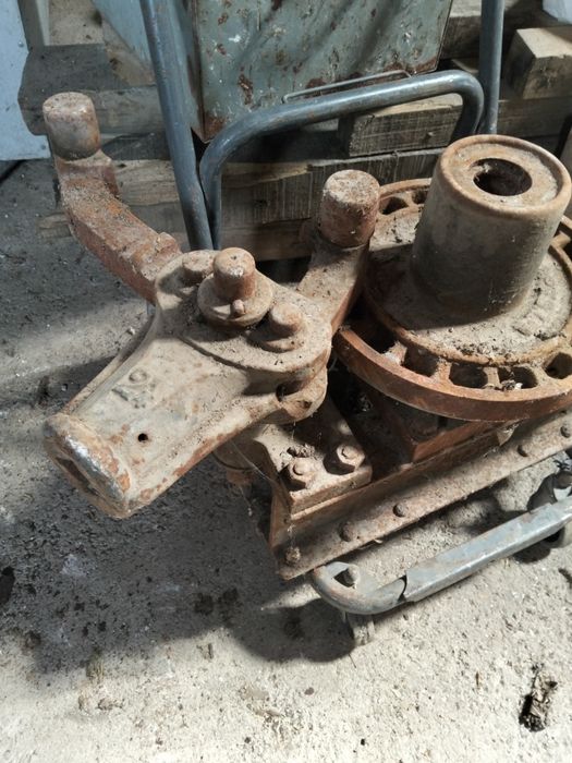Peça em ferro de espremedor enorme