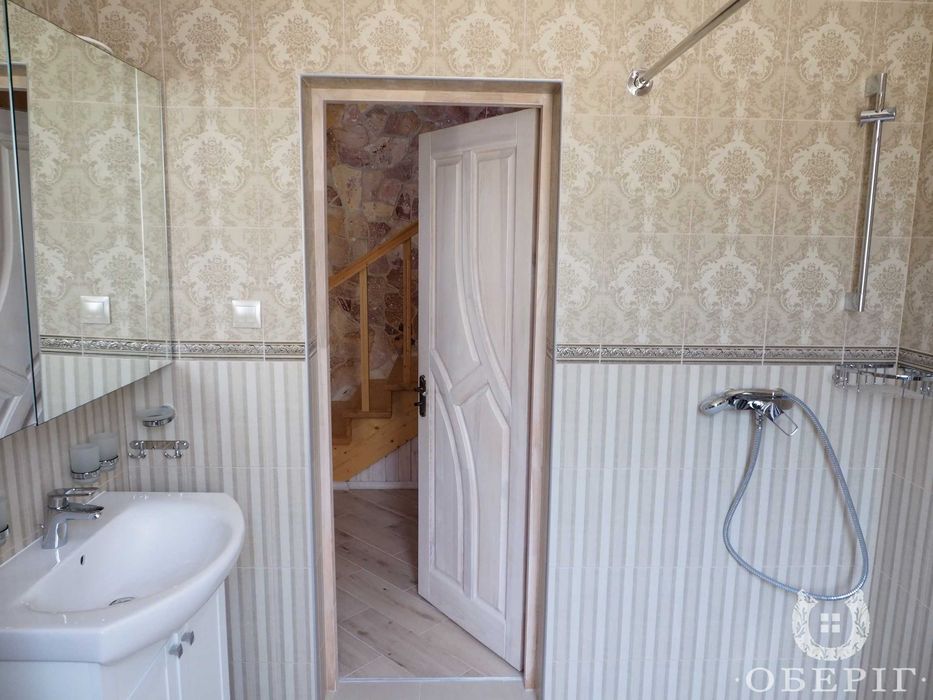 котедж 150 метрів від термалів, електроенергія автономна, без вимкнень