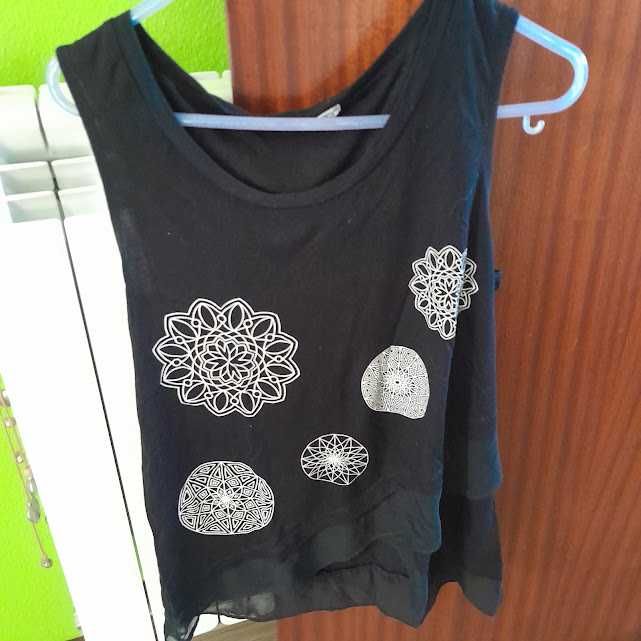 Top preto Desigual com mandálas