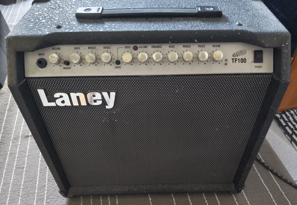Para despachar: Amplificadores de guitarra Vox Valvetronix e Laney TF100
