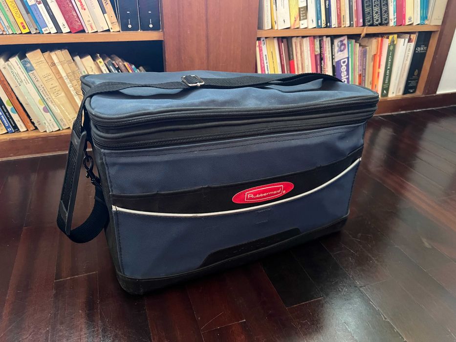 Mala ferramentas semi-rígida Rubbermaid para transporte e organização de material.