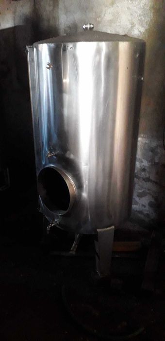 duas cubas de inox para vinho