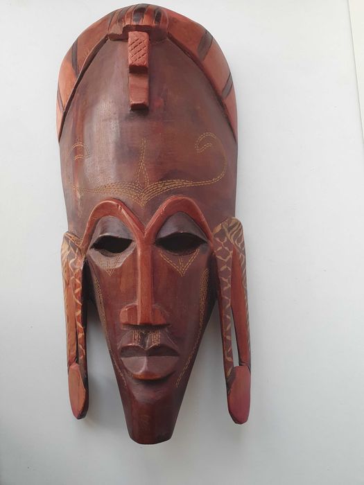 Máscaras e abre-garrafas