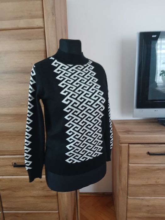 Sweter damski  czarny z białym  geometrycznym  wzorem  M