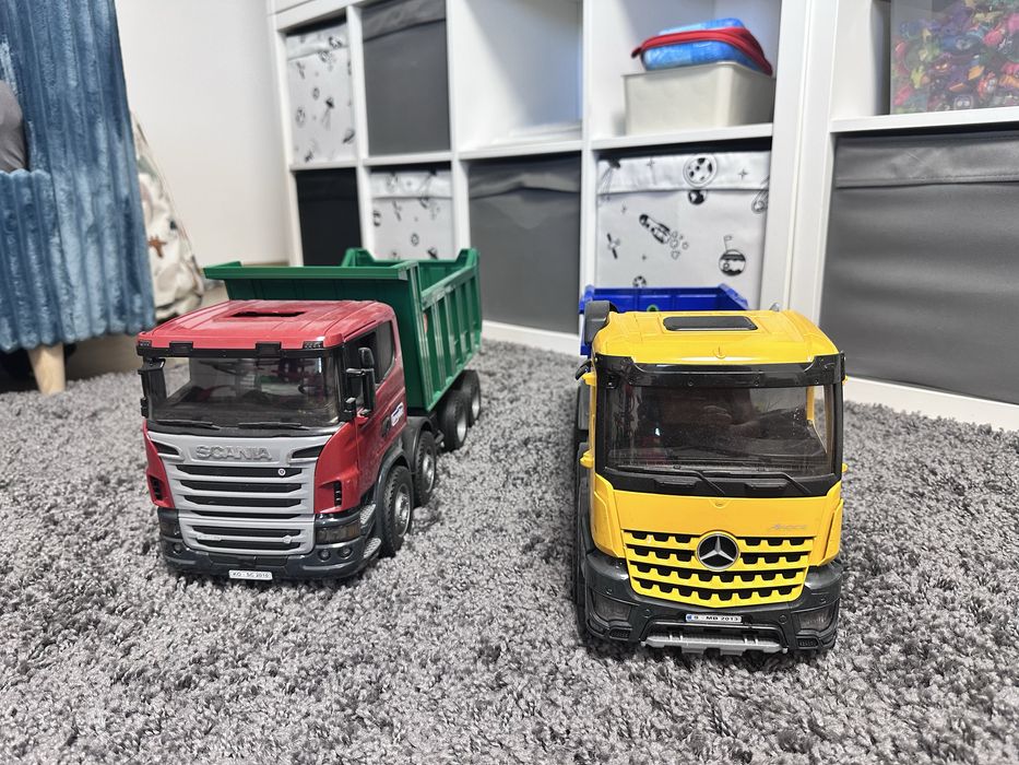 Dwa samochody ciezarowki Bruder