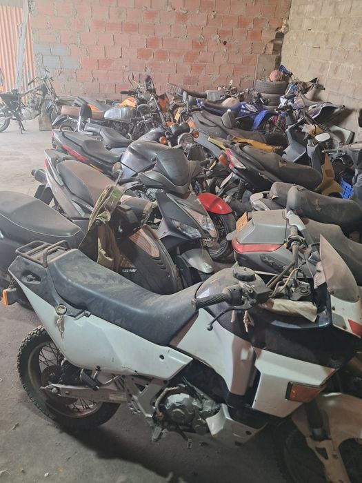Várias motas para peças