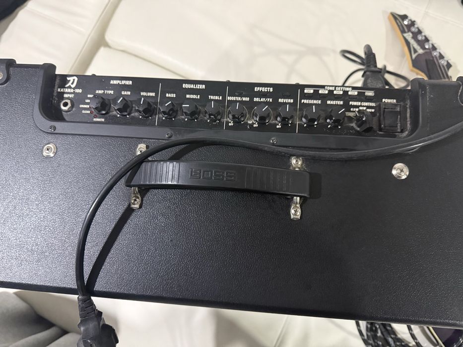 Amplificador Boss e Guitarra Eletrica Ibanez