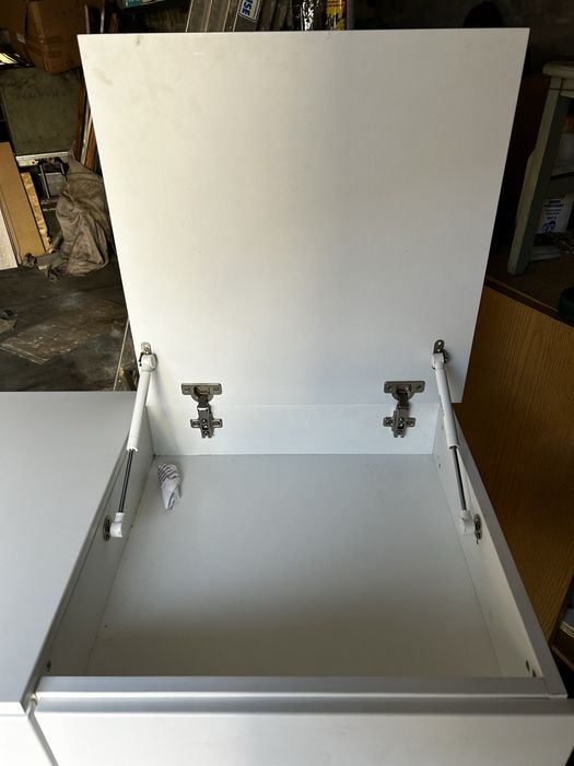 Підвісна тумба монтується до стіни