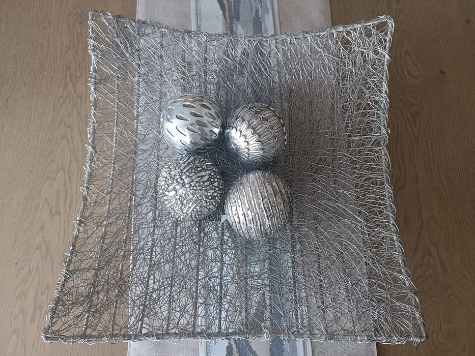 Decoração de prato em inox forrado com arames
