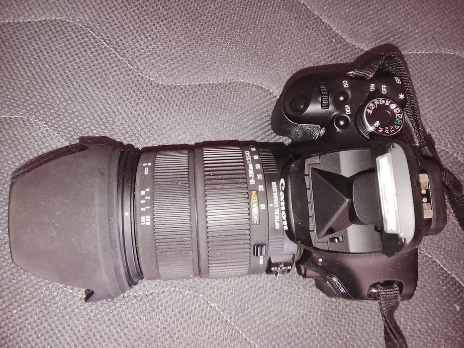 Câmera Canon 600D com vários extras a trabalhar sem problemas com mala 4 baterias carregador cabos de dados cartão de memória gipro