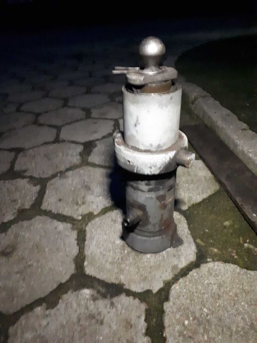 Silownik przyczepy trojstronnej