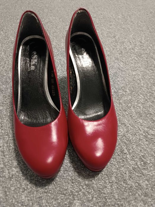 Czerwone buty na obcasie EsKa