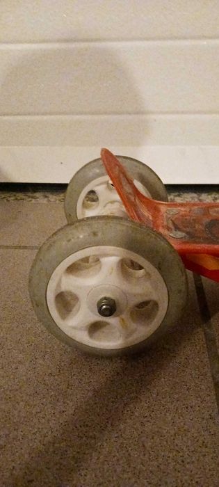 Trotineta vermelho do faísca mcquee95