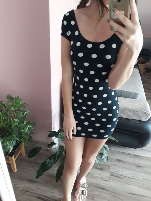 Czarna krótka sukienka w białe grochy kropki mini miniówka mała czarna