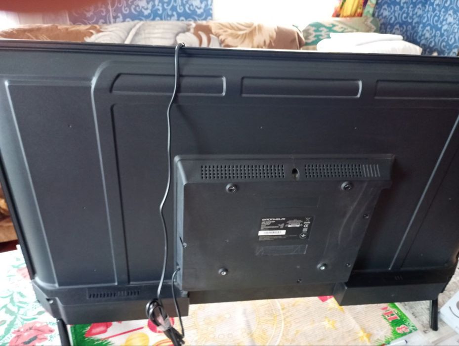 Телевізор Grunhelm 42    дюйма . Битий екран. На запчасті.