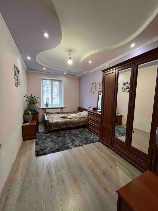 Трикімнатна квартира в районі парку Шевченка