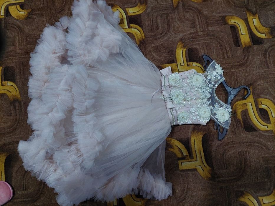 Шикарна сукня на дівчинку 4-5р.