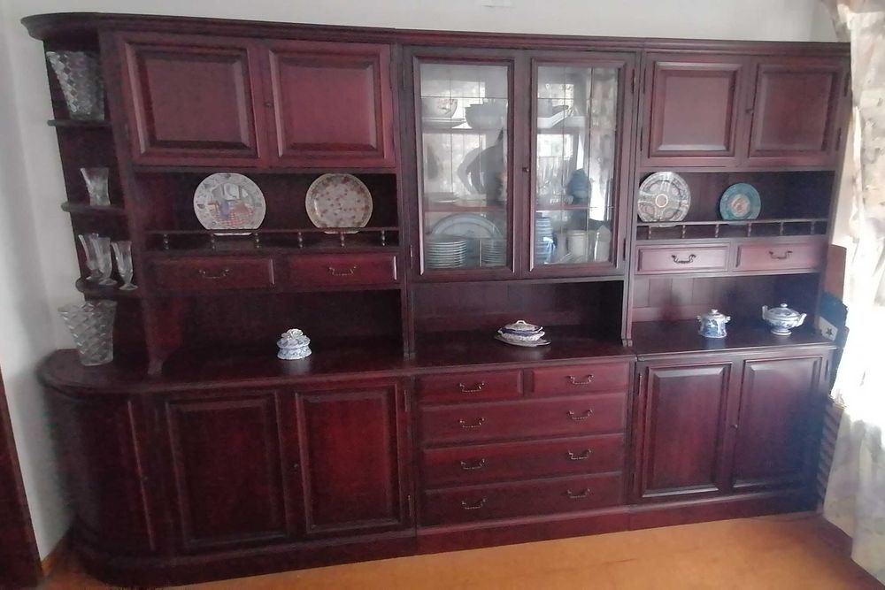 Móvel louceiro / cristaleira de sala em bom estado