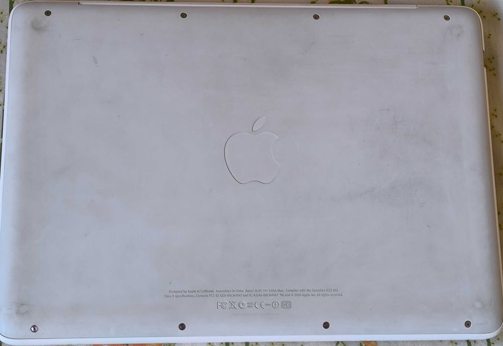 MacBook White with Windows64564039364610124