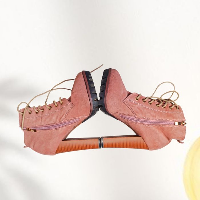 Pudrowe botki damskie na obcasie zamszowe jesienne