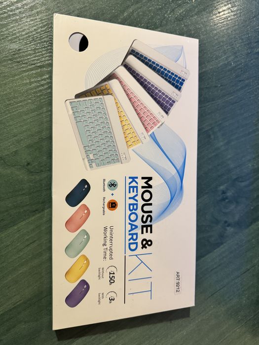 Безпроводная (Bluetooth) клавиатура и мышка.