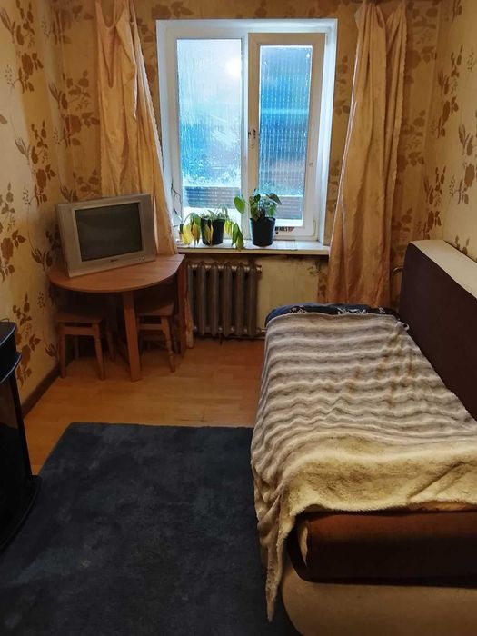 Продам 2 кімнатну( роздільні ходи)   Курбаса 9 45\26\7 пов 9\9п