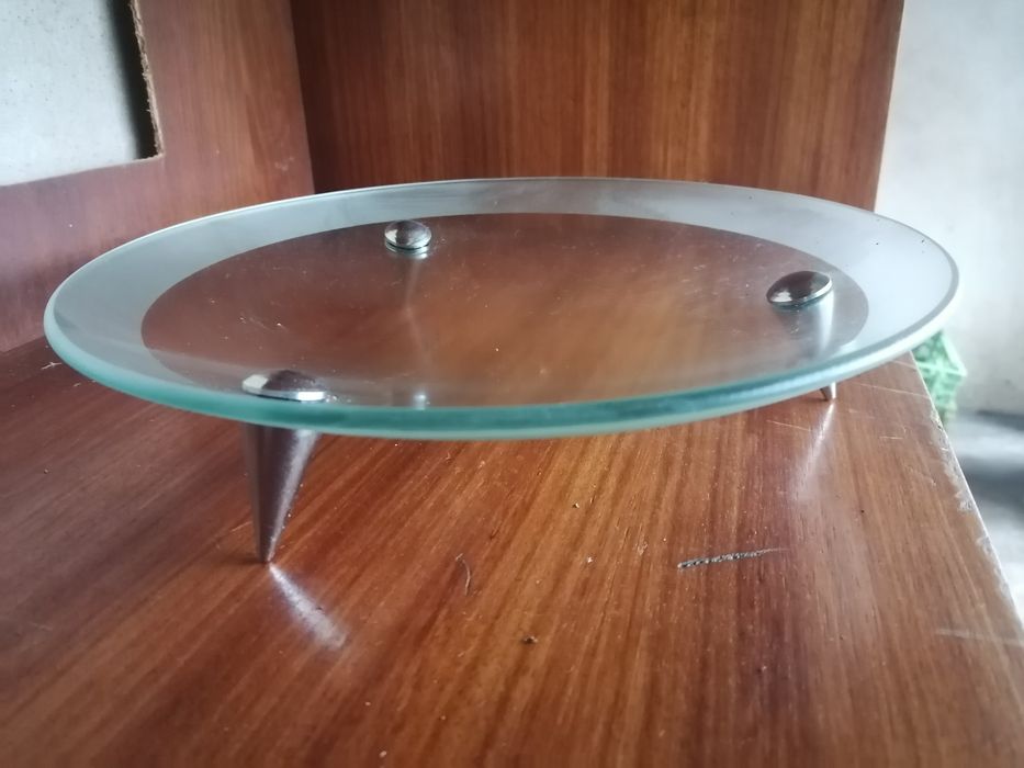 Prato de vidro com pés