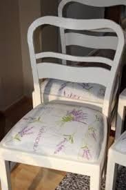 Duas cadeiras de cozinha em madeira brancas