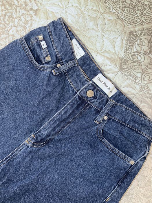 Calvin Klein Jeans J20J219318 Mom Fit W28 niebieskie jeansy