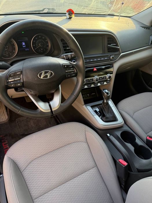 Оренда авто Hyundai Elantra 2020. р.в., газ/бензин, автомат, 2л