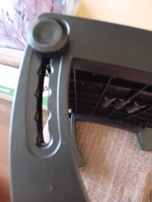 Ergonomiczny podnóżek z regulowaną wysokością.