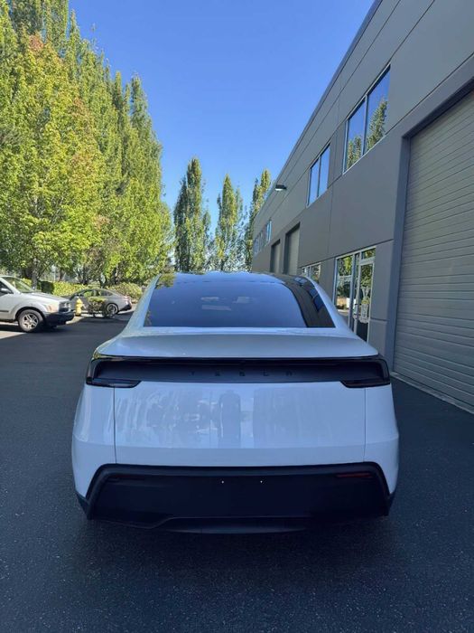 Tesla Model Y Long Range      2026