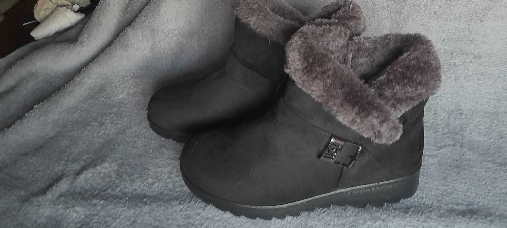 BOTAS NOVAS pretas com pele, sola acrílica - tamanho 36 - 10€